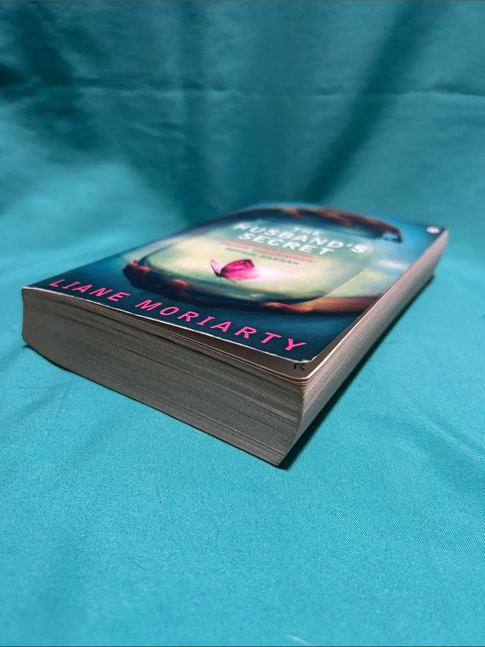 THE HUSBAND’S SECRET- By Liane Moriarty - Picture 4 of 6